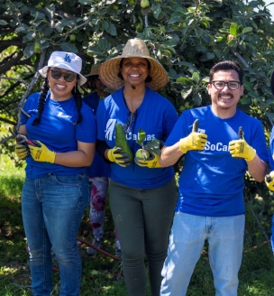 SoCalGas Employees Volunteering outdoors