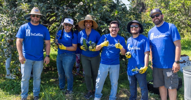SoCalGas Employees Volunteering outdoors